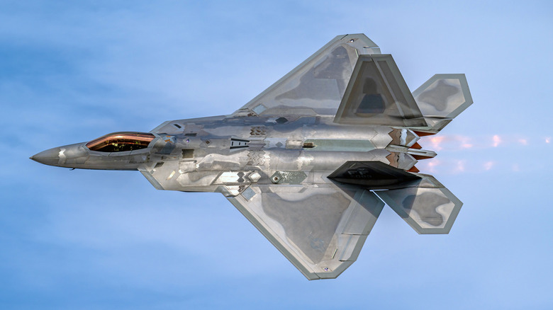 2023 f22 raptor demo makes a high speed pass