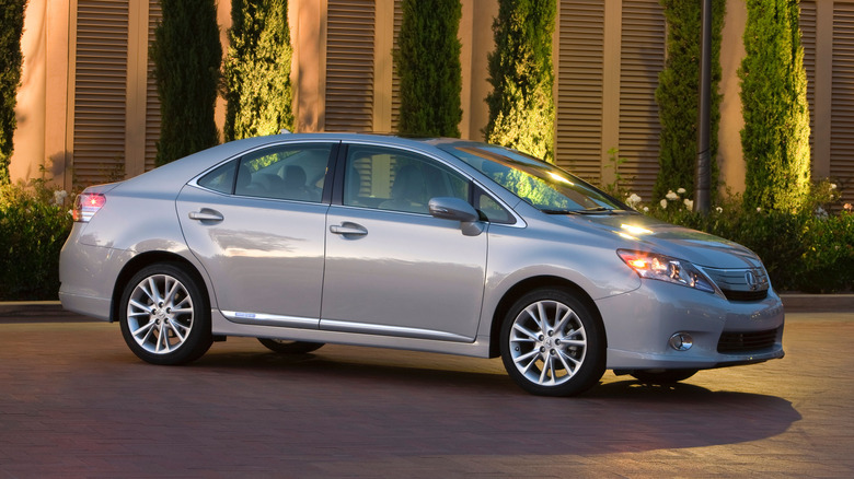 Silver Leuxs HS 250h parked at night