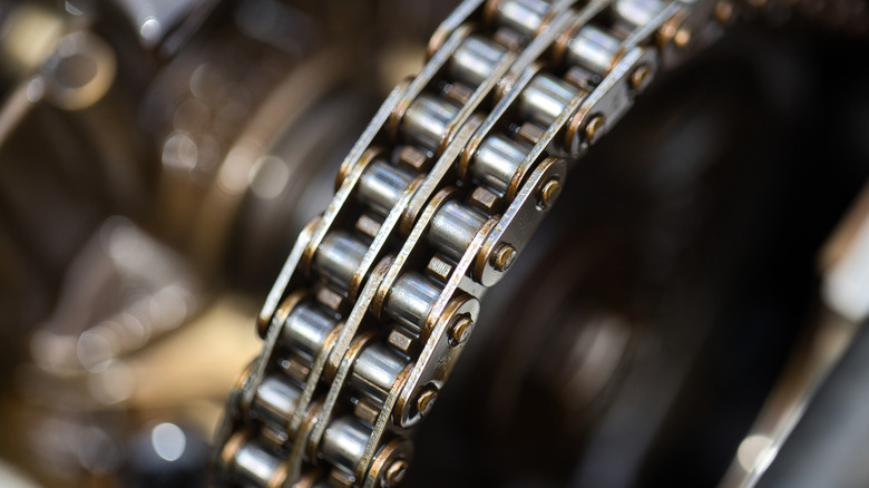 Close-up of a timing chain in-situ
