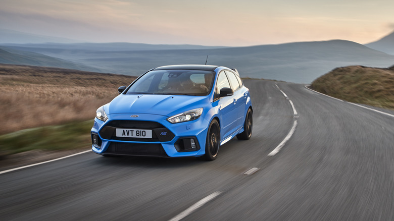 A Ford Focus RS in blue on the move, front 3/4 view