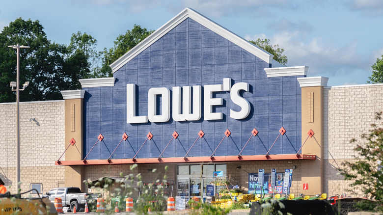 The front of a Lowe's hardware store