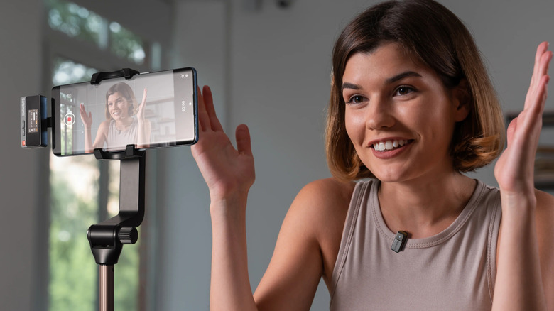 Woman in front of a smartphone wearing a Saramonic Air lavalier microphone