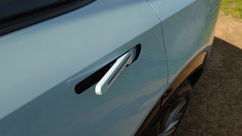 Pop-out door handle and black wheel arch trim