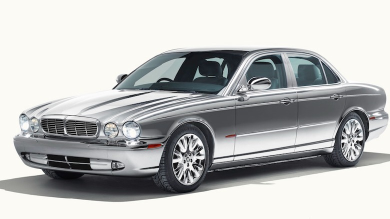 Front three quarter view of a Jaguar XJ X350.