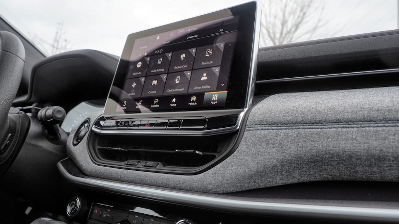 Compass Sport dashboard and infotainment system