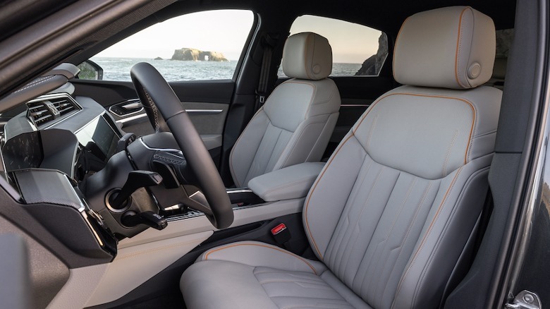 Q8 e-tron front seats