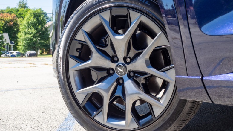 2025 Lexus TX 500h left front wheel