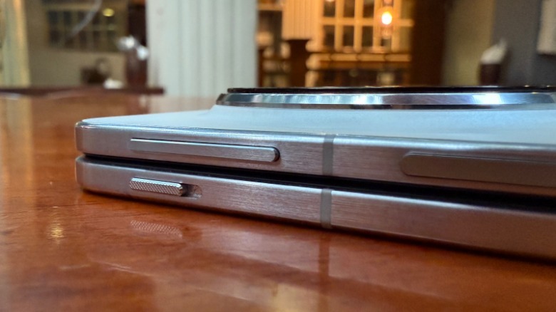 Side profile of Oppo Find N5.