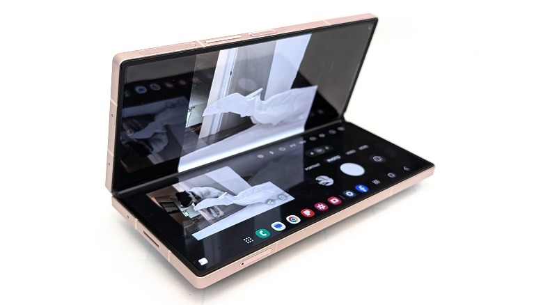 Samsung Galaxy Z Fold 6 L-shape folding camera system