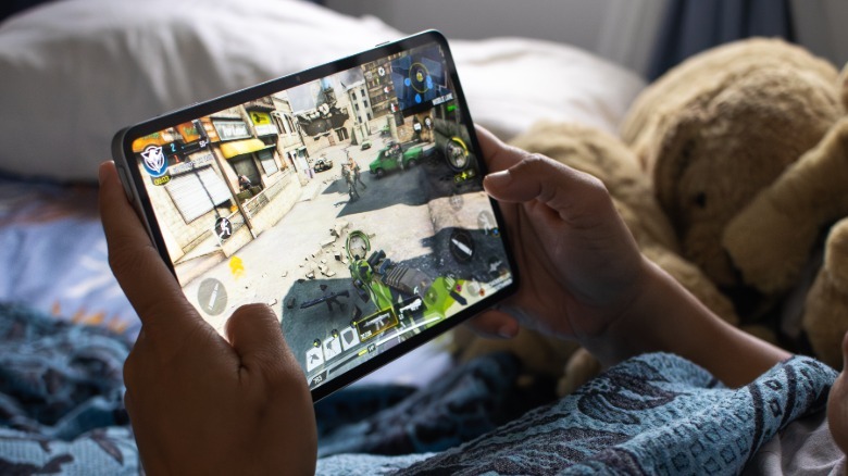 playing CODM on the Redmagic Astra while in bed