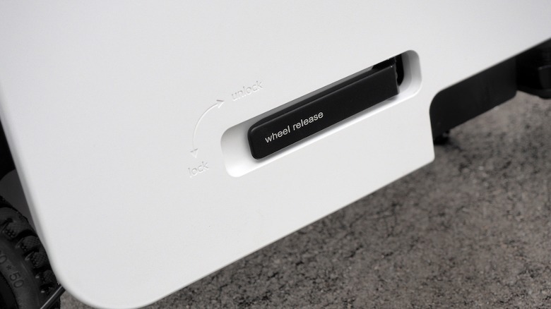 Motocompacto wheel release lever