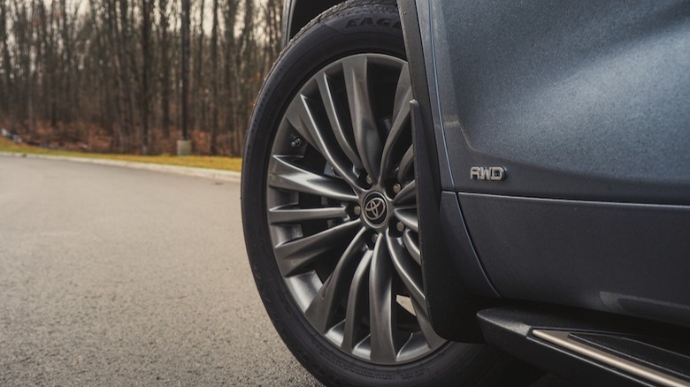 Highlander Hybrid AWD wheel