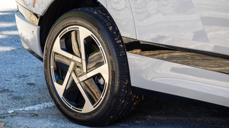 2026 Hyundai Ioniq 9 right rear wheel