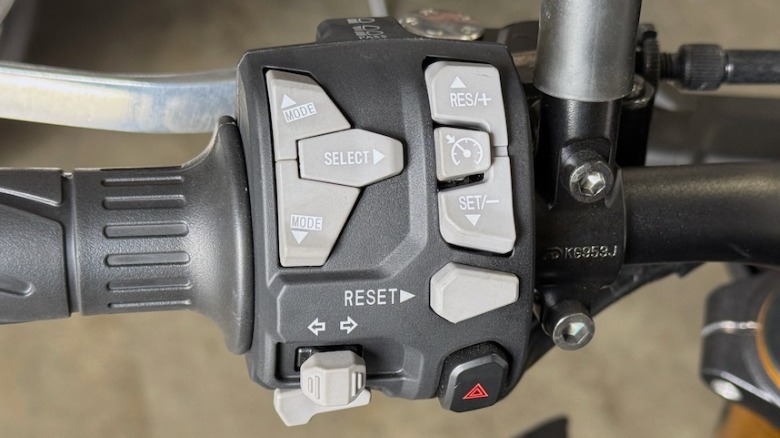 2025 Kawasaki Z900 SE cruise control buttons