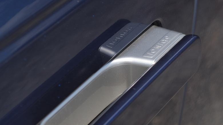 Ioniq 9 door handle detail
