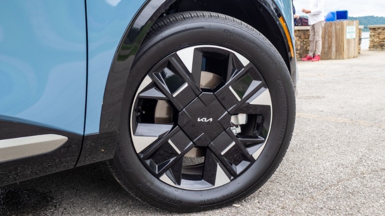 2026 Kia Sportage Hybrid right front wheel