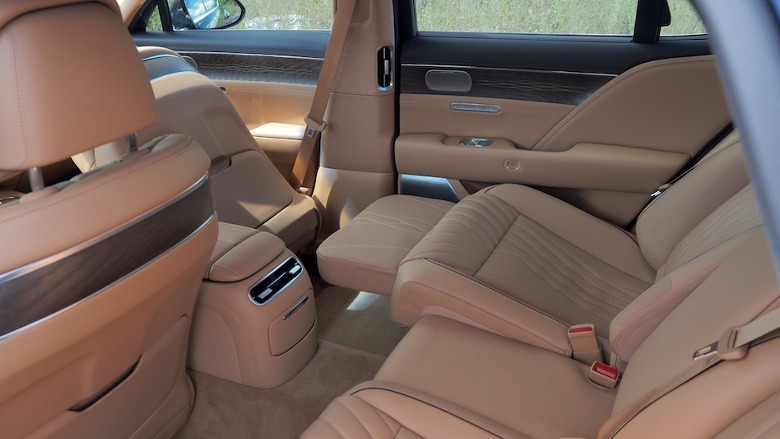 Genesis G90 rear seat recline
