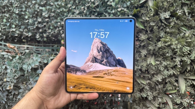 Lock screen of the Oppo Find N5.
