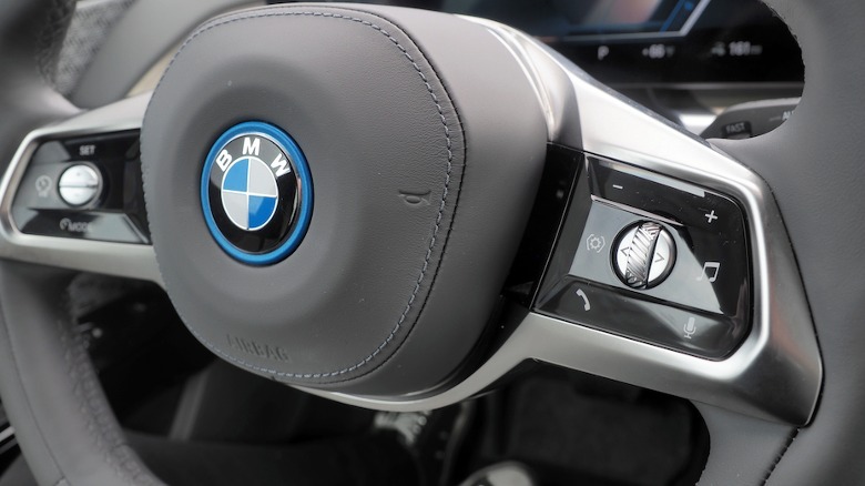 2023 BMW i7 steering wheel closeup