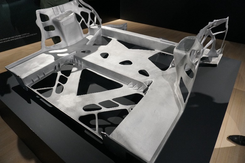 aluminum-cast BIONEQXX rear floor