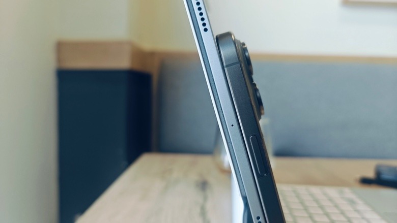 Side profile of iPad Pro