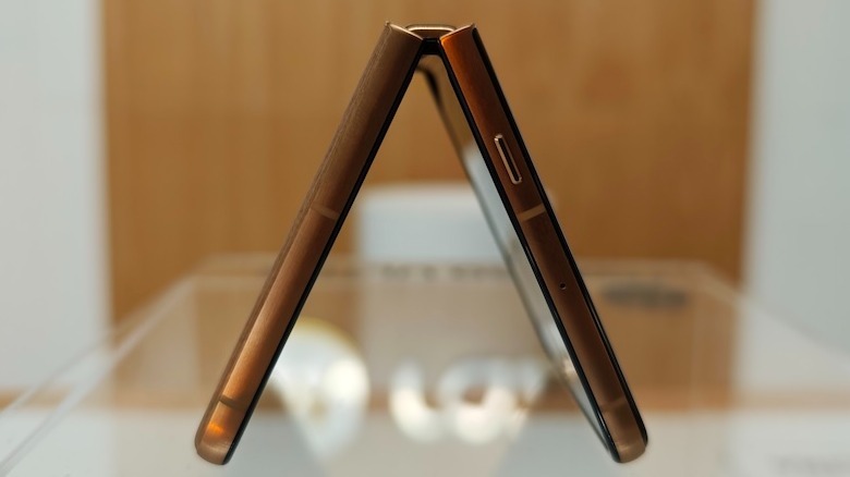 New hinge on Moto Razr