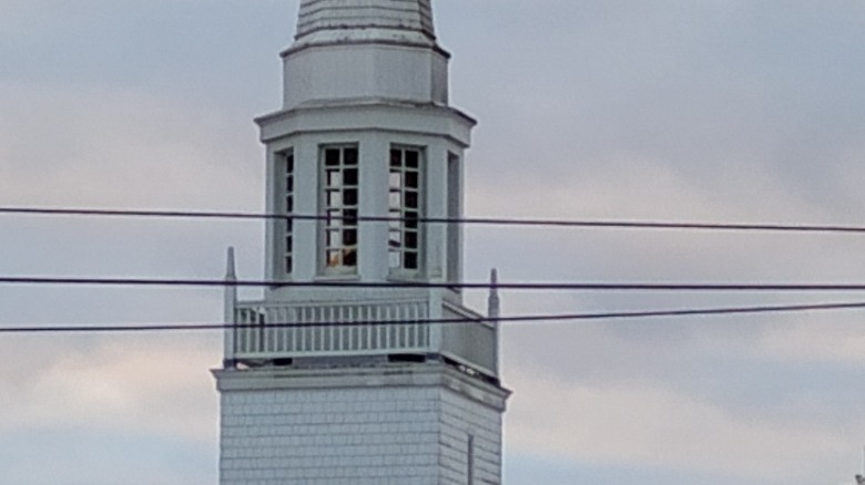Moto G Play (2024) zoomed in image of church.