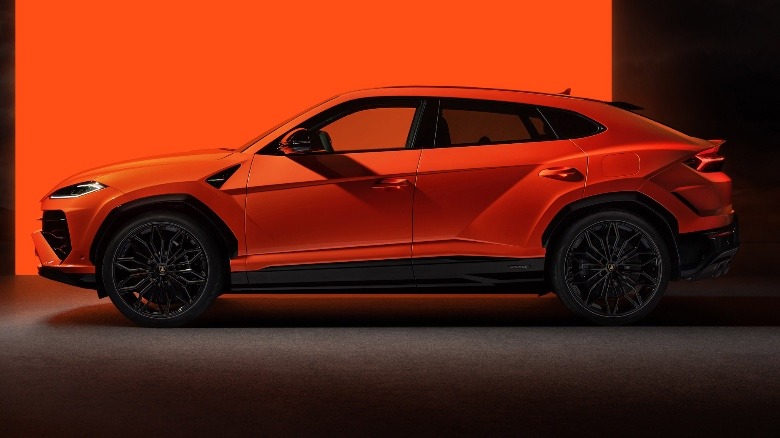Lamborghini Urus SE side profile