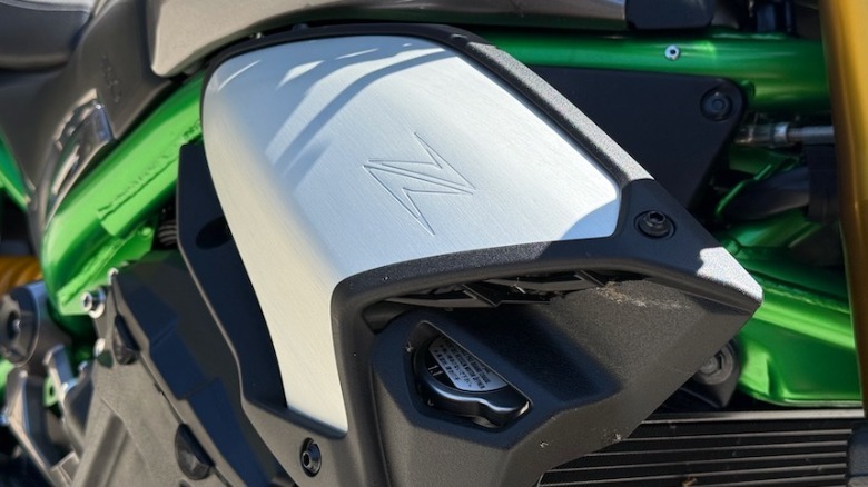 2025 Kawasaki Z900 SE side cowl