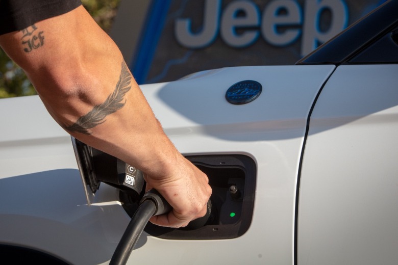 2022 Jeep Grand Cherokee 4xe charging