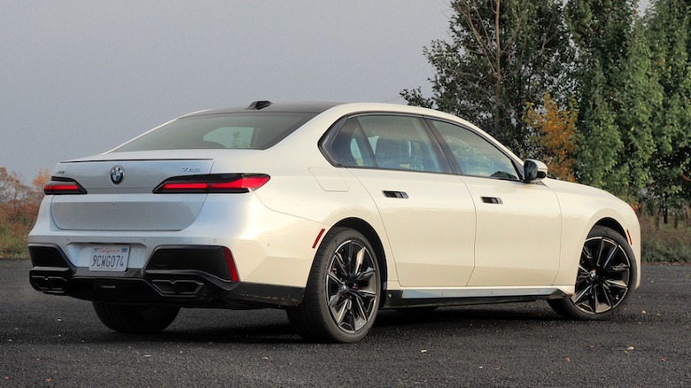 2023 BMW 760i passenger side rear