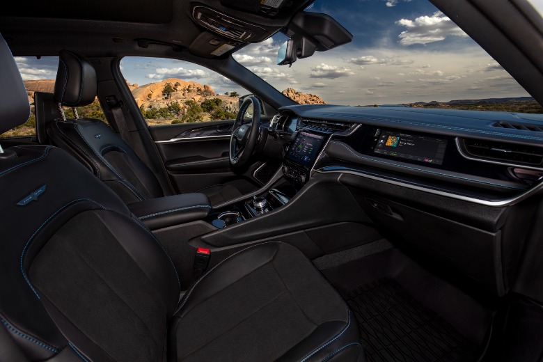 2022 Jeep Grand Cherokee 4xe cabin