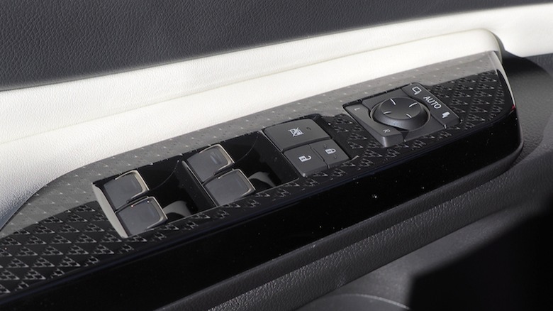 Lexus ES door trim detail