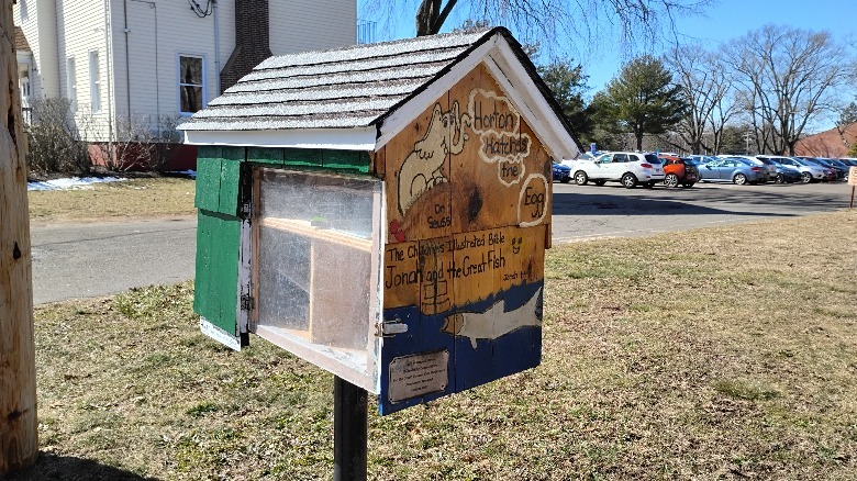 Moto G Play (2024) image of a little library.