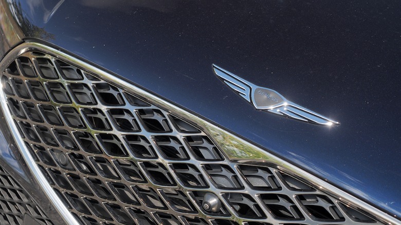 Genesis G90 front grille and logo