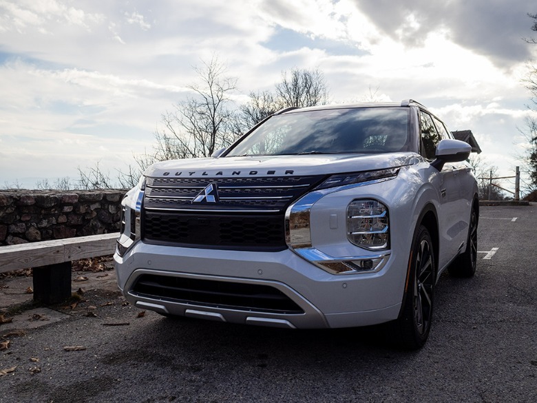 2023 Mitsubishi Outlander PHEV parked