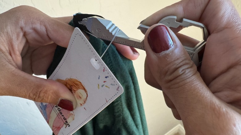 Author uses Geekey Multitool to cut off a tag from a new shirt