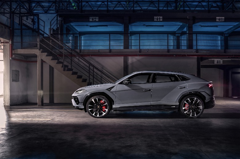2023 Lamborghini Urus S side view