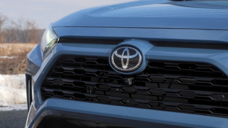 RAV4 grille detail