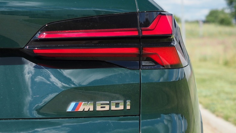 Taillamp cluster and M60i badge