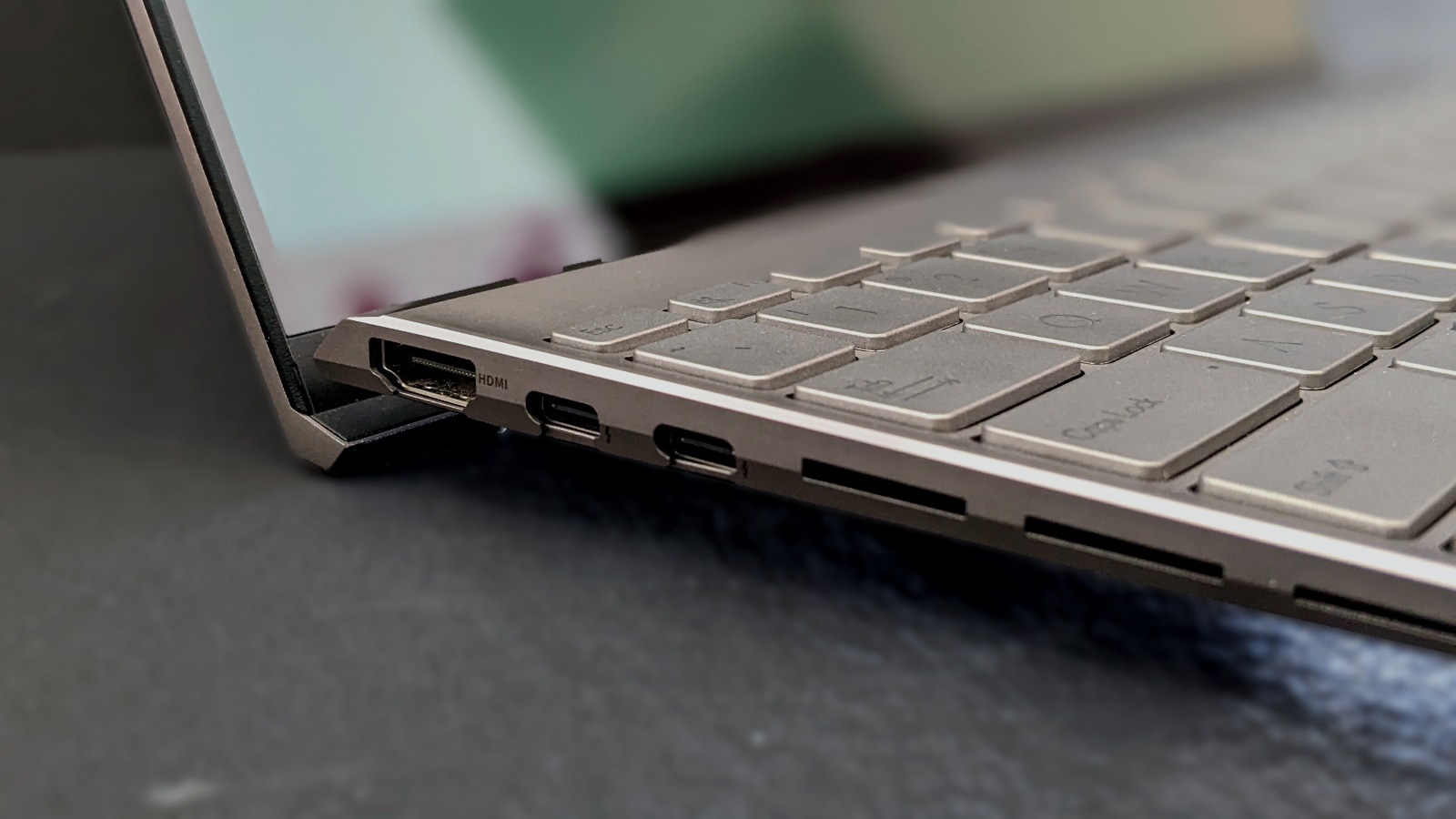 ASUS Zenbook 14X OLED Space Edition USB Type-C Thunderbold port and hinge