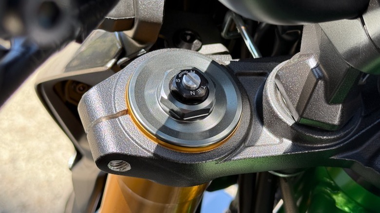 2025 Kawasaki Z900 SE front suspension