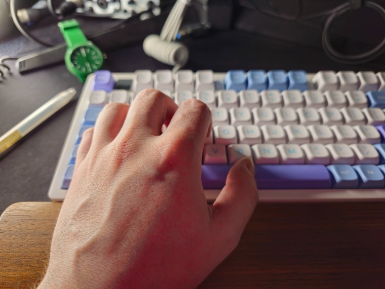 Typing on the Leobog Hi75