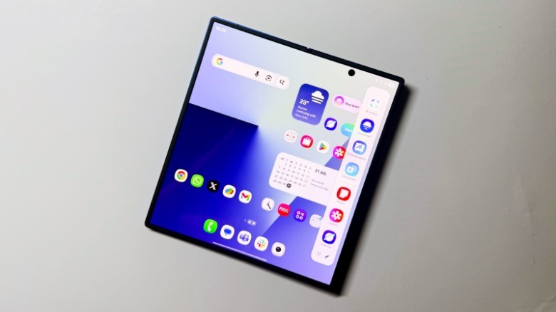 Side panel on Samsung Galaxy Z Fold 7.