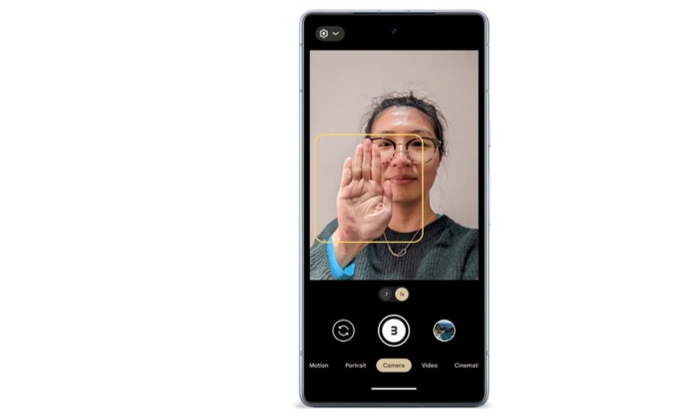Hand gesture selfie on Google Pixel phones