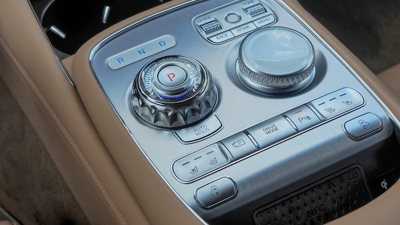 Genesis G90 center console