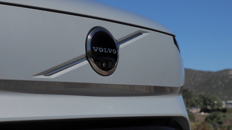 2025 Volvo EX90 front badge closeup