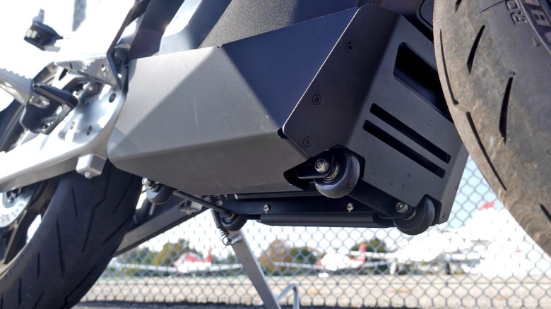 Battery pack with wheels