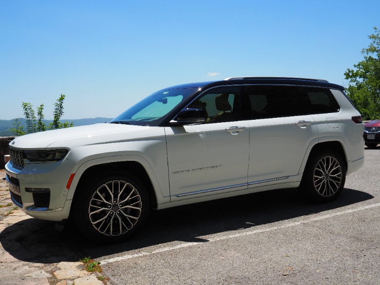 2021 Jeep Grand Cherokee L parked