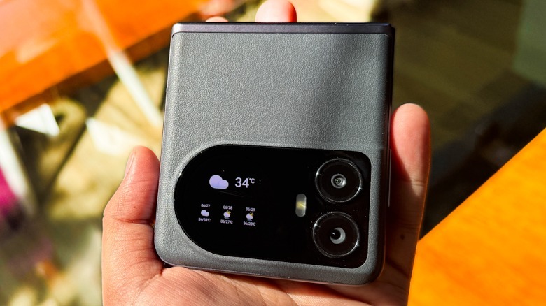 Rear display on Blackview Hero 10